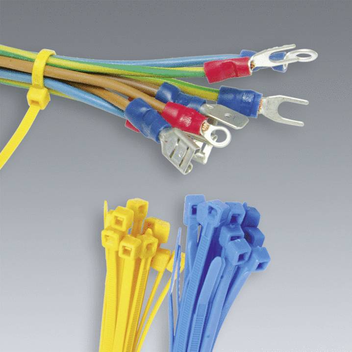 Kabel mit farbigen Isolierungen und Metallanschlüssen liegen neben gelben und blauen Kabelbindern.