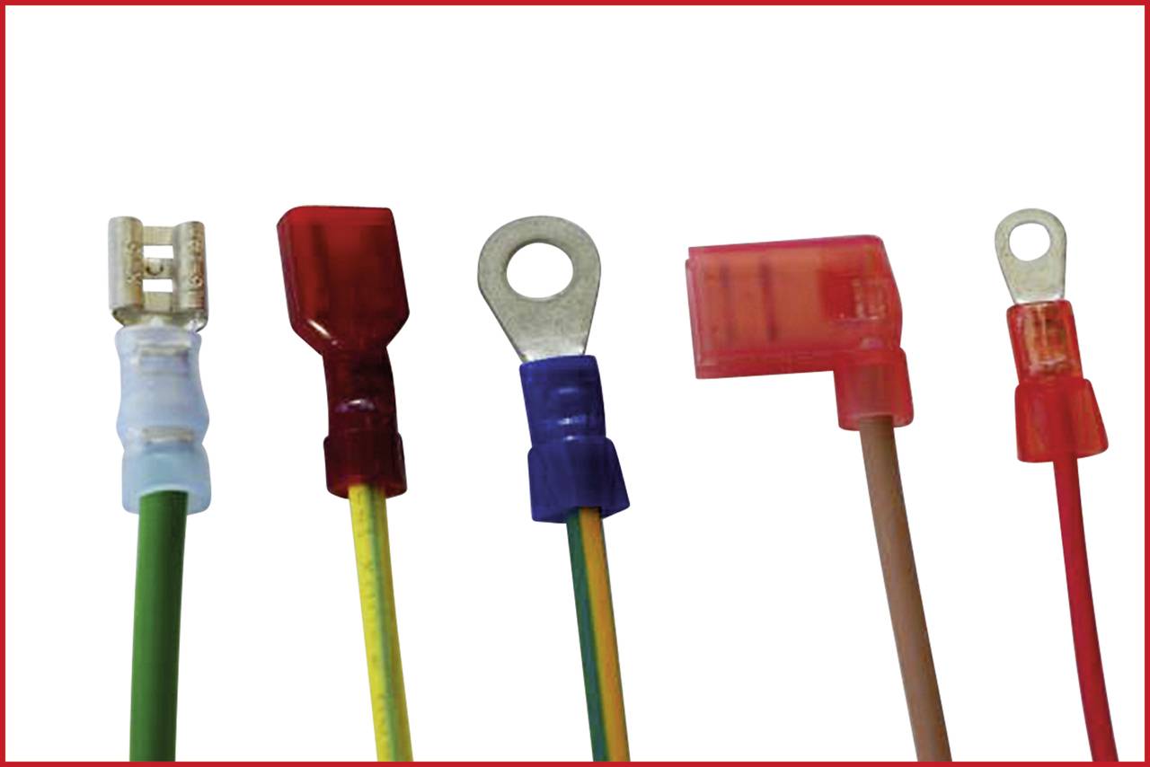 Fünf verschiedene Kabel mit bunten Kunststoffummantelungen und Metallenden, die verschiedene Kabelanschlusstypen darstellen.