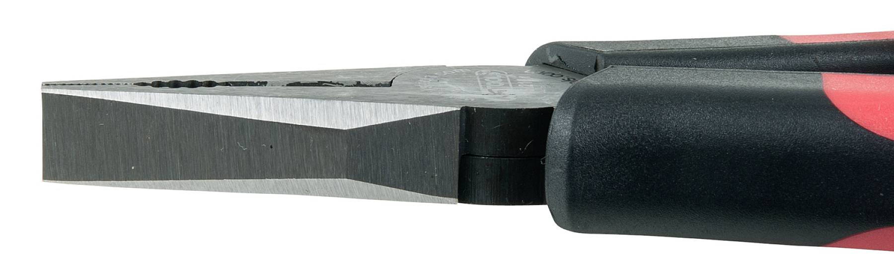 Abbildung einer Flachzange mit schwarz-rotem Griff, die Nahaufnahme zeigt die gezackten Greifflächen der Zange.