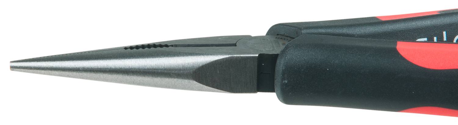 Eine spitze Zange mit langem, schmalem Schnabel und schwarz-roten Griffen, auf weißem Hintergrund. Geeignet zum Greifen kleiner Objekte.