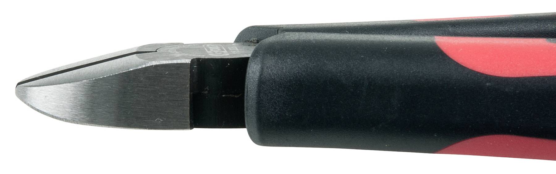 Nahaufnahme eines Drahtschneiders mit schwarz-rotem Griff, zeigt die Schneideklingen im Fokus.