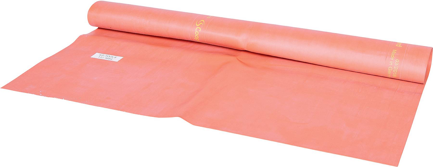 Eine ausgerollte rote Matte mit einem rechteckigen Etikett, liegt flach auf einer Oberfläche, bereit zum Einsatz.