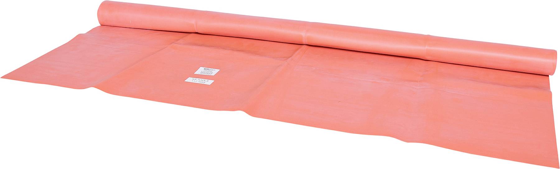 Eine aufgewickelte Rolle aus rotem Kunststoffmaterial liegt auf einem Tisch.