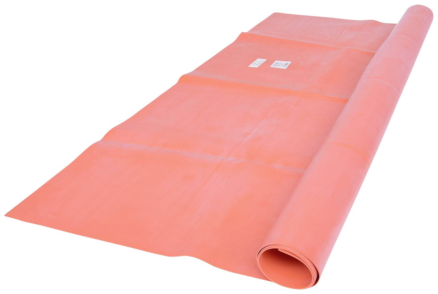 Eine ausgerollte, rote Matte liegt auf einem weißen Hintergrund. Sie ist teilweise aufgewickelt und hat mehrere Barcode-Etiketten.
