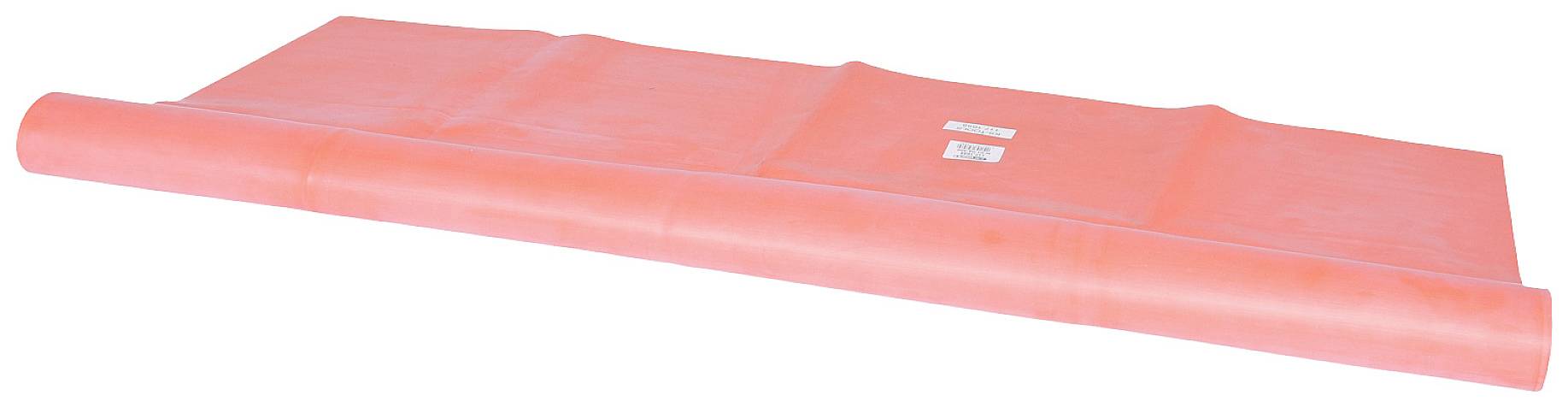 Eine ausgerollte Rolle roten Stoffes, flach ausgebreitet auf weißem Hintergrund.