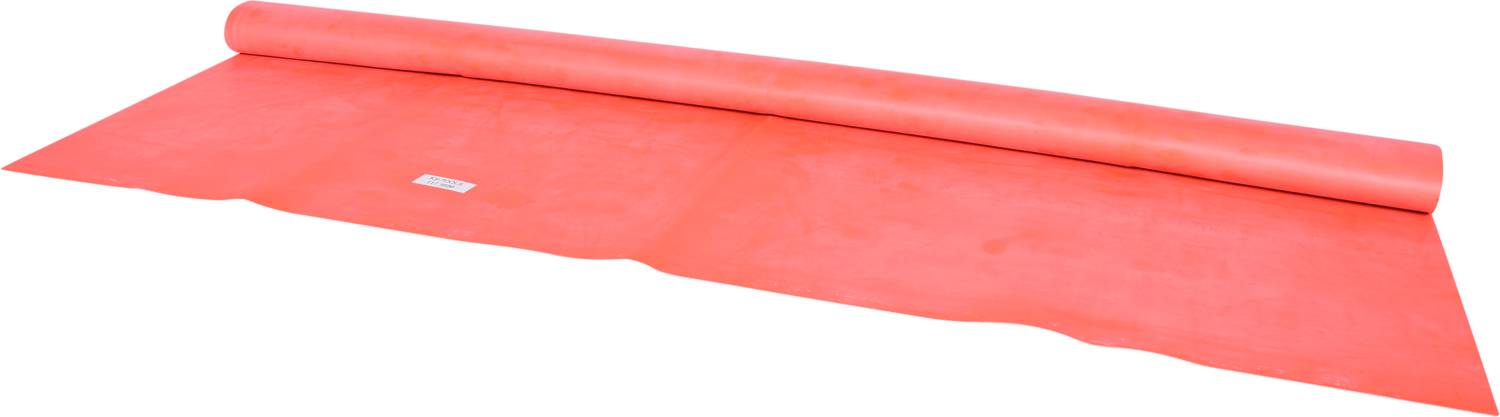 Eine rote Gymnastikmatte aufgerollt, ausgelegt auf einer weißen Oberfläche, bereit zur Verwendung beim Yoga oder Fitness.