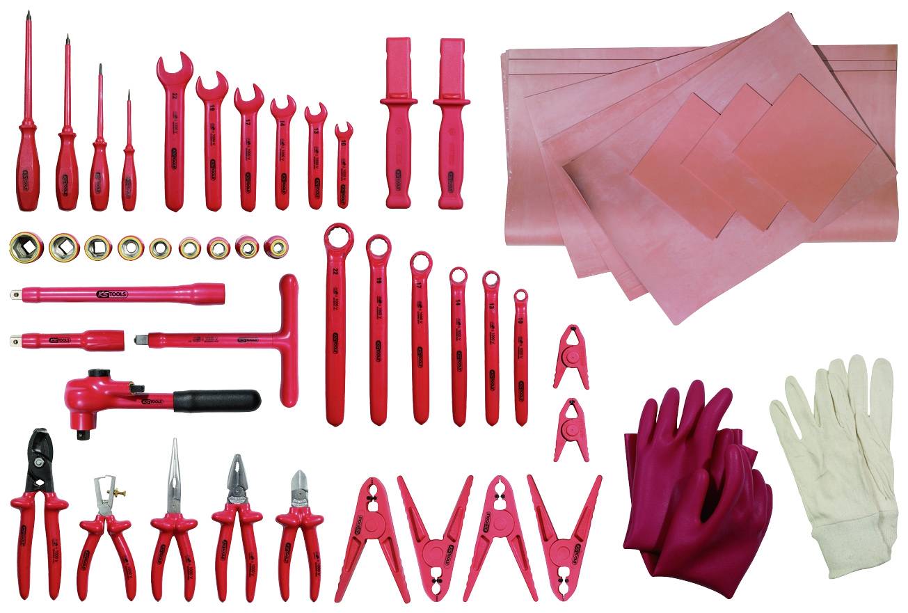 Ein Set aus isolierten Werkzeugen und Schutzhandschuhen umfasst Schraubendreher, Zangen, Schraubenschlüssel und Isoliermatten.