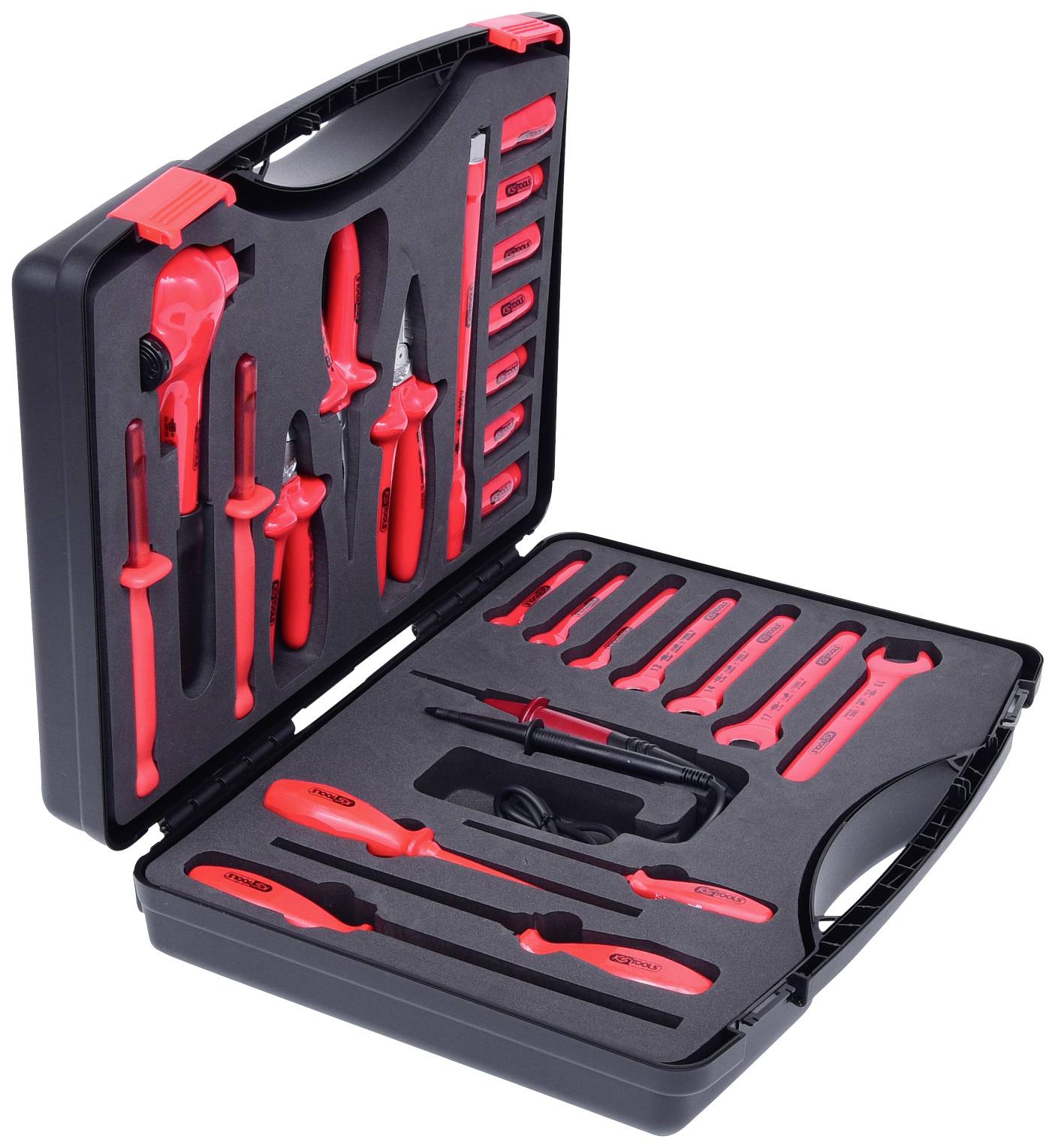 Ein offener schwarzer Koffer mit rotem Werkzeugsatz, darunter Schraubendreher, Zangen und Schraubenschlüssel, auf schwarzem Hintergrund.