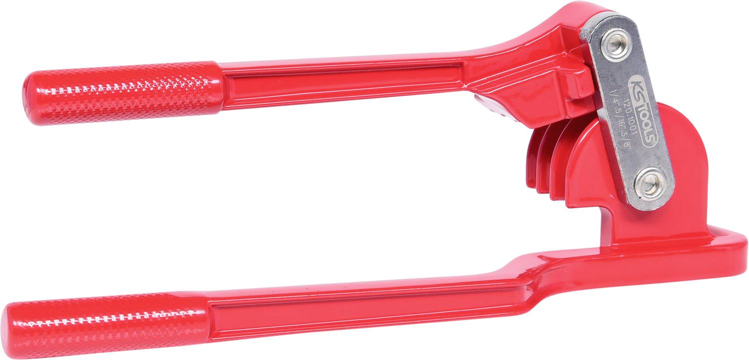 Ein roter Knoblauchschneider mit zwei langen Griffen und einer Metallverbindung in der Mitte, verwendet zum Zerkleinern von Knoblauchzehen.