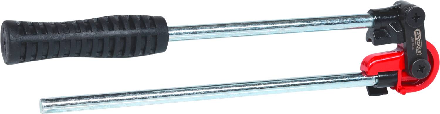 Metallzwinge mit schwarzem Griff und rotem Spannmechanismus, verwendet zum Fixieren von Werkstücken bei handwerklichen Arbeiten.