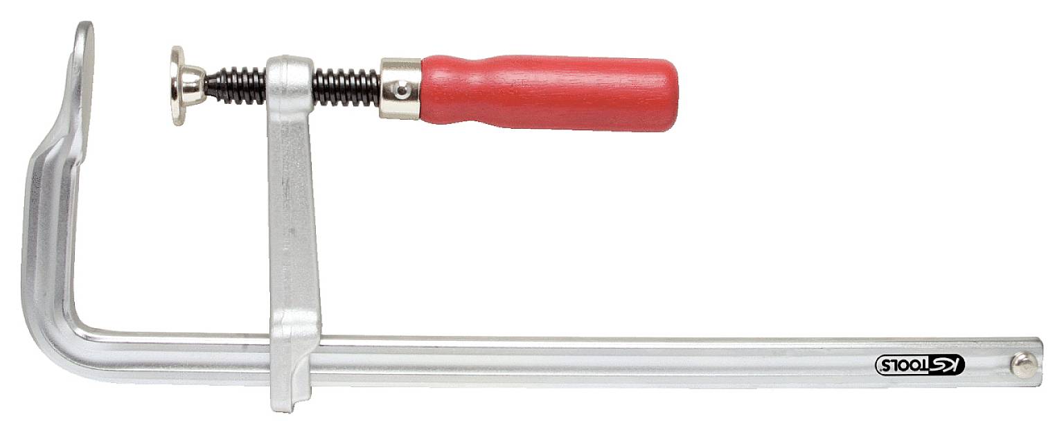Metallzwinge mit rotem Holzgriff und Schraubmechanismus, verwendet zum Fixieren und Halten von Materialien beim Arbeiten oder Basteln.