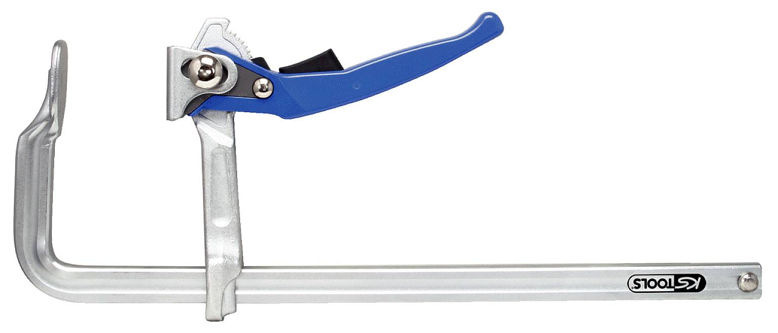 Metallzwinge mit blauem Griff, verwendet zum sicheren Fixieren von Werkstücken bei handwerklichen Tätigkeiten.