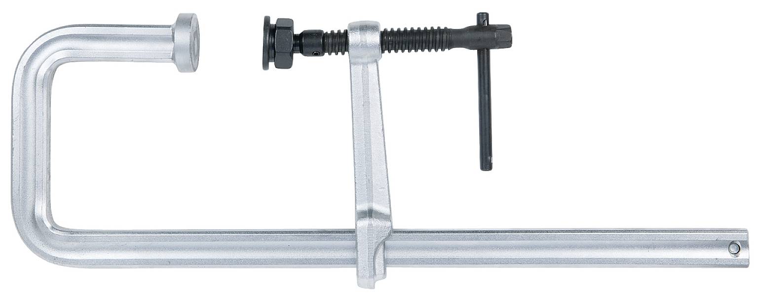 Eine silberne Schraubzwinge aus Metall mit schwarzem Griff zum Festziehen. Sie hat eine C-Form und ist auf weißem Hintergrund abgebildet.