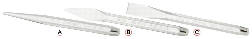 Drei verschiedene Meißeleinsätze (A, B, C) für ein chirurgisches Werkzeug. A mit breiter Spitze, B mit längerer Spitze, C mit gerader Klinge.