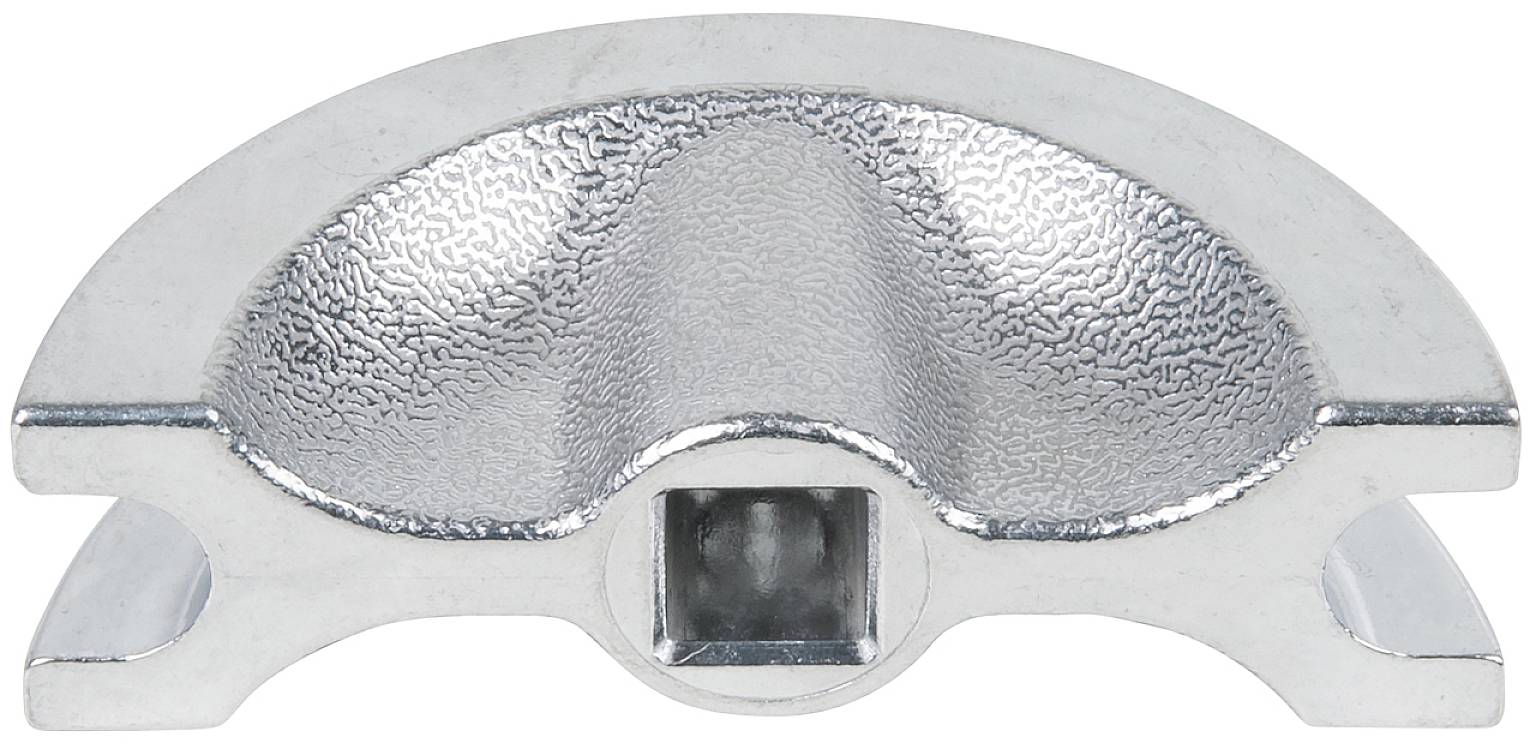Metallstück in Halbkreisform, glänzend, mit geriffelter Oberfläche und quadratischer Aussparung in der Mitte.