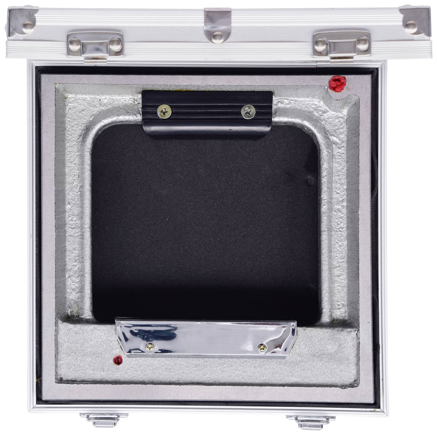 Ein quadratischer Metall-Koffer mit offenem Deckel, zeigt eine vertiefte, schwarze Innenseite mit grauem Rahmen und roten Details.