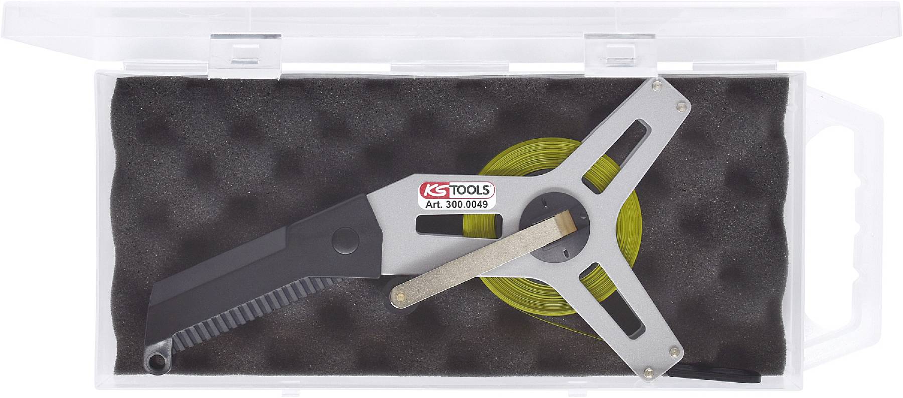 Ein Maßband in einem durchsichtigen Kunststoffgehäuse, innen mit Schaumstoff ausgekleidet, Beschriftung 'KS Tools'.