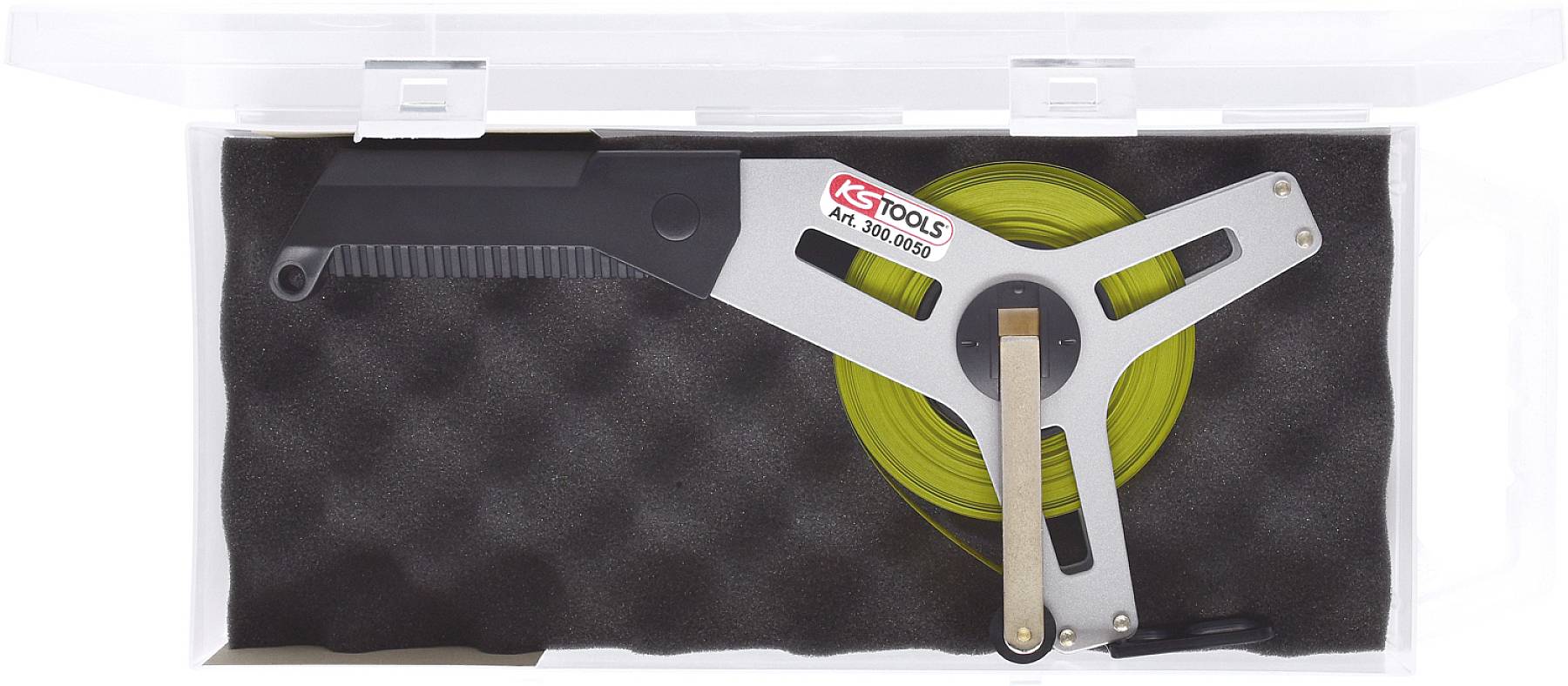 Ein grünes Maßband in einer weißen Schutzbox, mit einer silbernen Handkurbel und schwarzem Griff, liegt in Schaumstoff eingebettet.