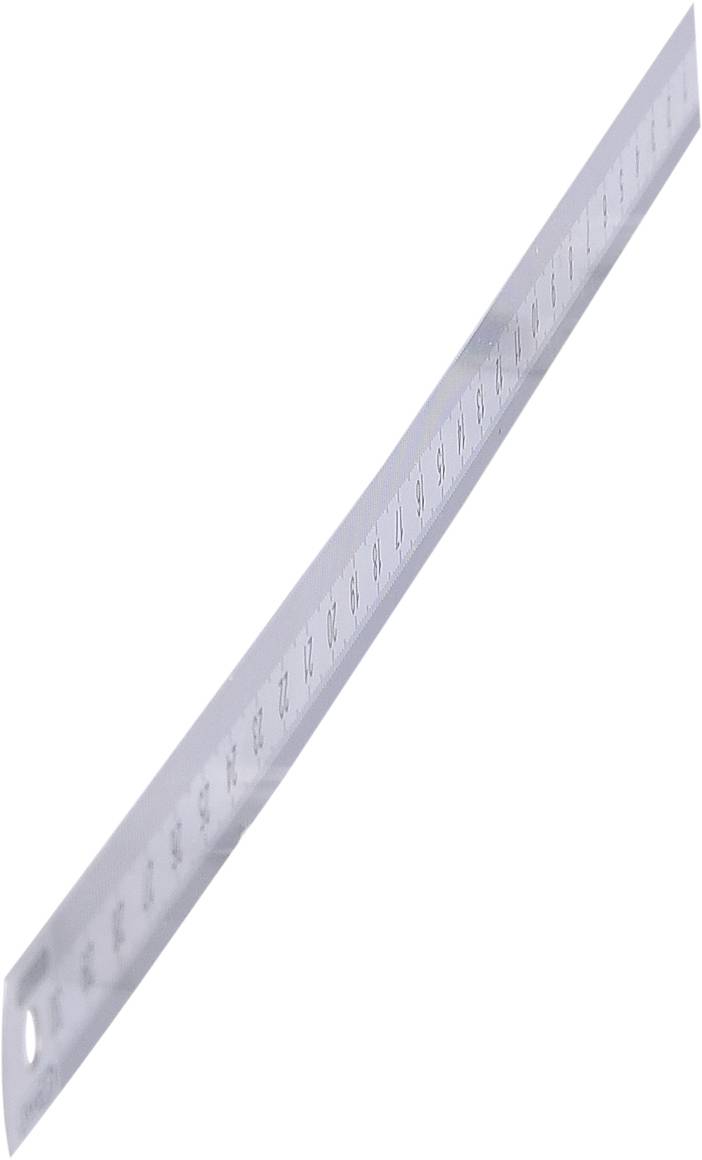 Ein silbernes Lineal mit Zentimeter- und Millimeter-Markierungen, auf einer weißen Fläche liegend.