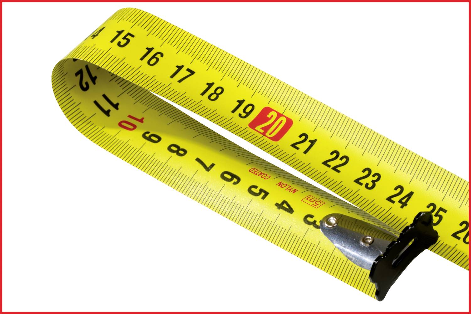 Gelbes Maßband zeigt Zentimeter, roter Rahmen hebt 20 cm hervor. Messwerkzeug für Längenbestimmung, gebogen dargestellt.