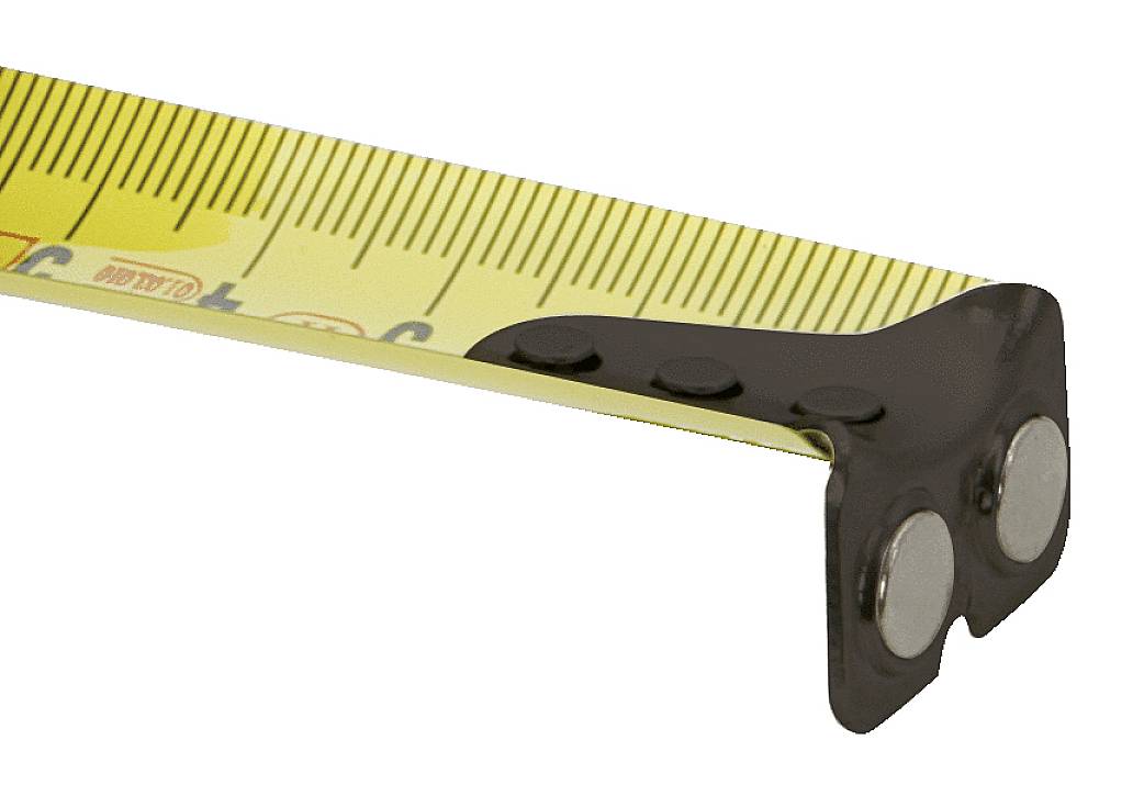 Nahaufnahme eines Maßbands mit gelbem Band und schwarzer Metallspitze, das auf einer Oberfläche liegt.