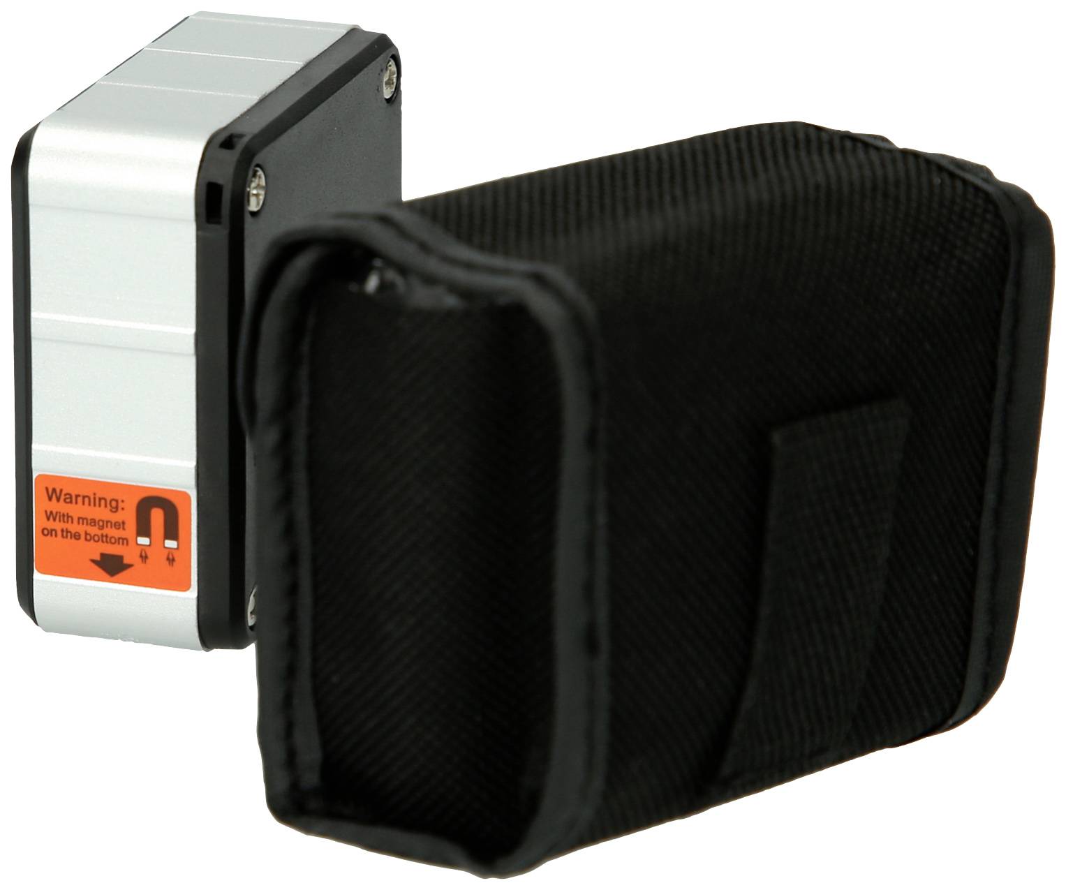 Ein silbernes Gerät mit Magnetwarnung und ein schwarzes Softcase. Das Gerät hat unten einen Magneten und wird gewarnt.