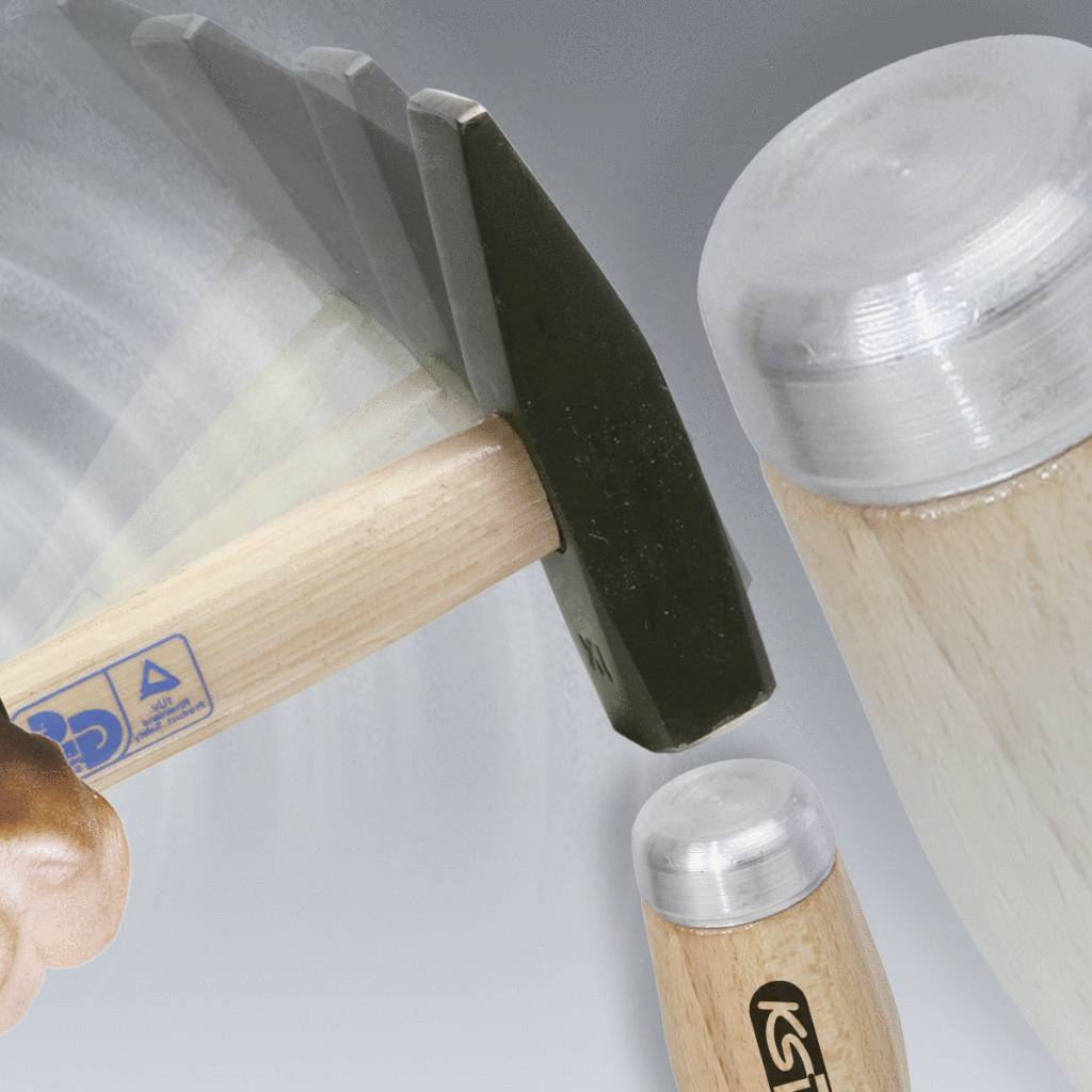 Ein Hammer, der in einer schnellen Bewegung gezeigt wird, als würde er auf einen Nagel schlagen. Die Bewegung ist in mehreren Phasen dargestellt.