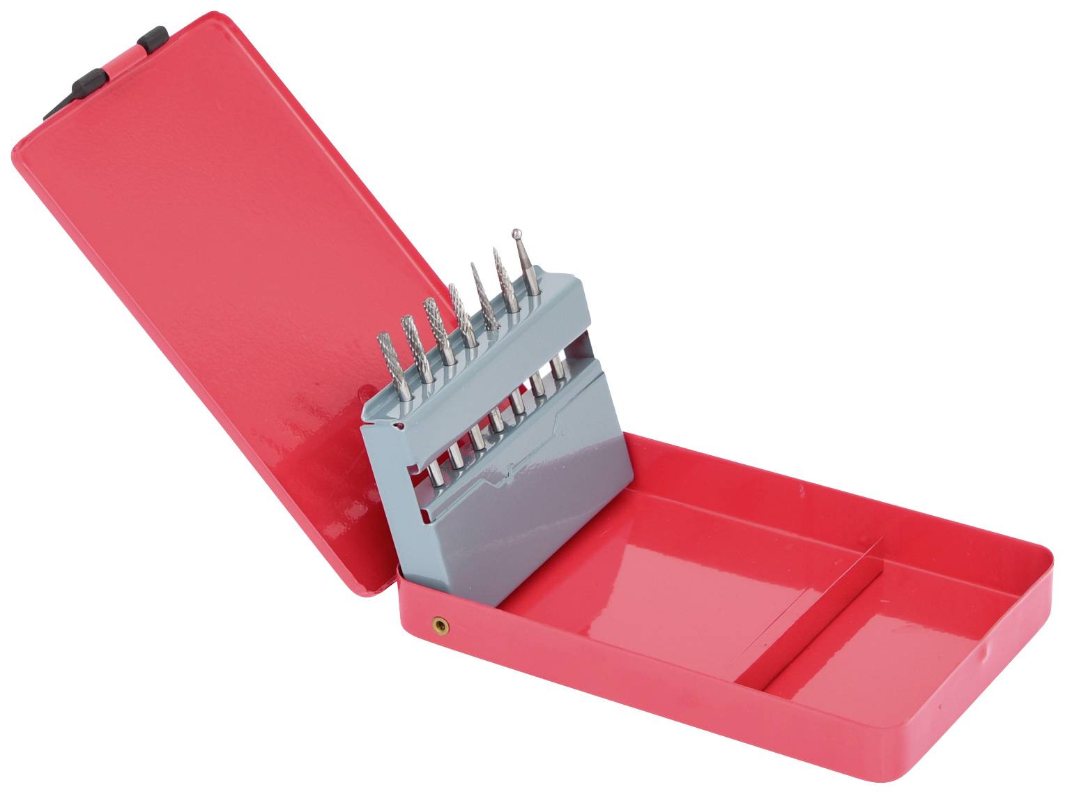 Ein rotes, offenes Etui mit mehreren Metallbohrern, die auf einem Halter angeordnet sind.