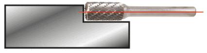 Fräser mit gezackter Oberfläche schneidet entlang der Kante eines rechteckigen Metallstücks. Rote Linie zeigt die Schnittlinie.
