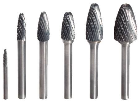 Sechs Fräser in aufsteigender Größe nebeneinander; zylindrische Metallwerkzeuge mit kegelförmigen Schneidköpfen.