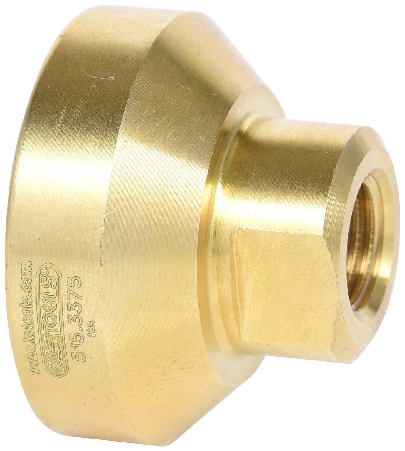 Ein goldfarbener, sechseckiger Metalladapter mit einer größeren flachen und einer kleineren gewindeten Öffnung, geeignet für Werkzeuganschlüsse.