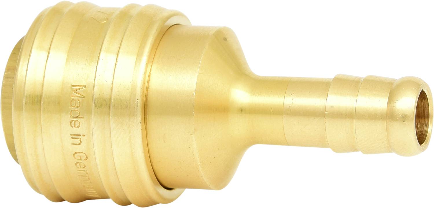 Ein messingfarbener Schlauchanschluss mit gerippter Düse, beschriftet mit 'Made in Germany'. Geeignet für Rohrsystem- oder Gartenschlauchverbindungen.