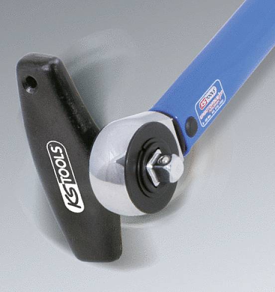 Ein blauer KS Tools Drehmomentschlüssel mit schwarzem Griff wird in Bewegung gezeigt.