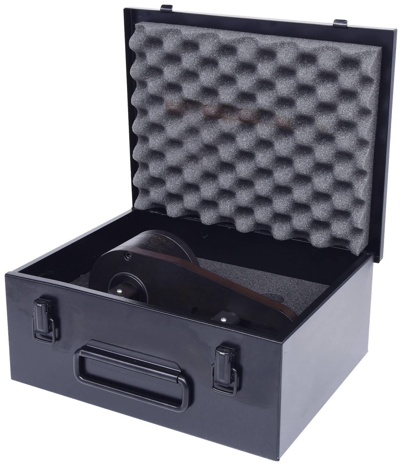 Eine schwarze Metallbox mit offenem Deckel, ausgekleidet mit Schaumstoff zum Schutz. Innen liegt eine schwere, dunkle Gerätetechnik.