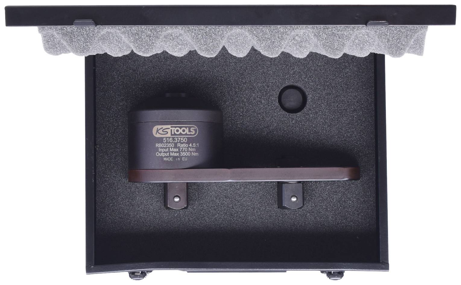 Ein schwarzes Kästchen mit einem KS Tools Gerät und einer Ablage. Innen ist es mit Schaumstoff ausgekleidet für Schutz.