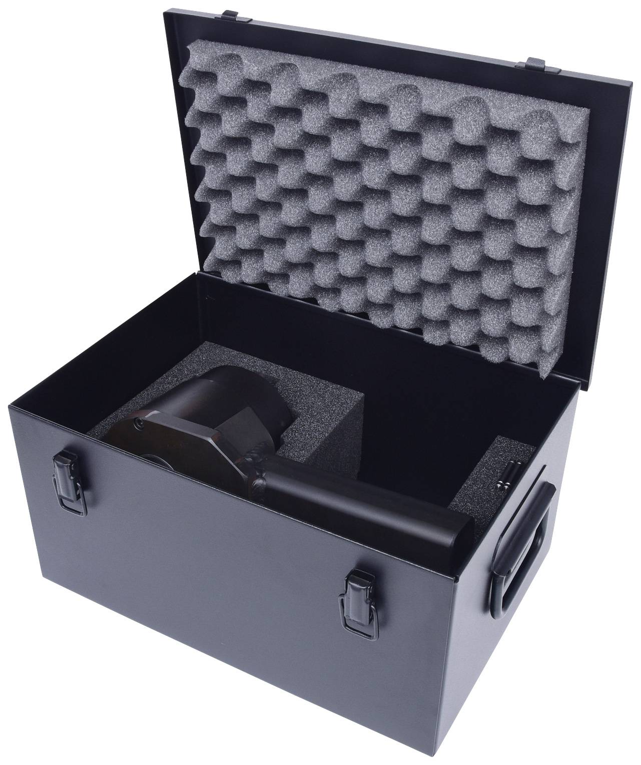 Offene schwarze Transportkiste mit Schaumstoffpolsterung innen, darin sicher verpacktes elektronisches Gerät.