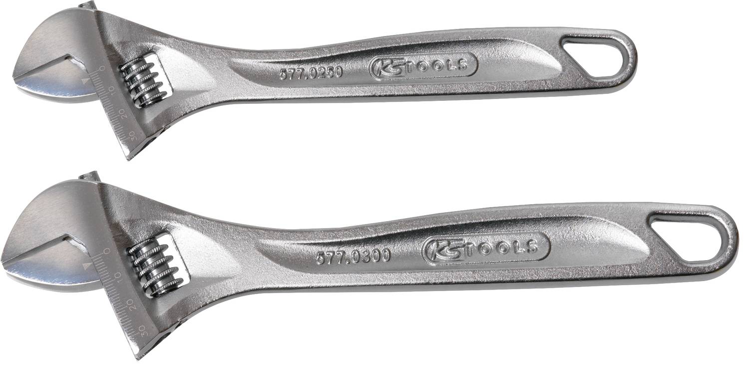 Zwei verstellbare Schraubenschlüssel aus Metall, nebeneinander liegend. Beide haben eine silbrig-glänzende Oberfläche.