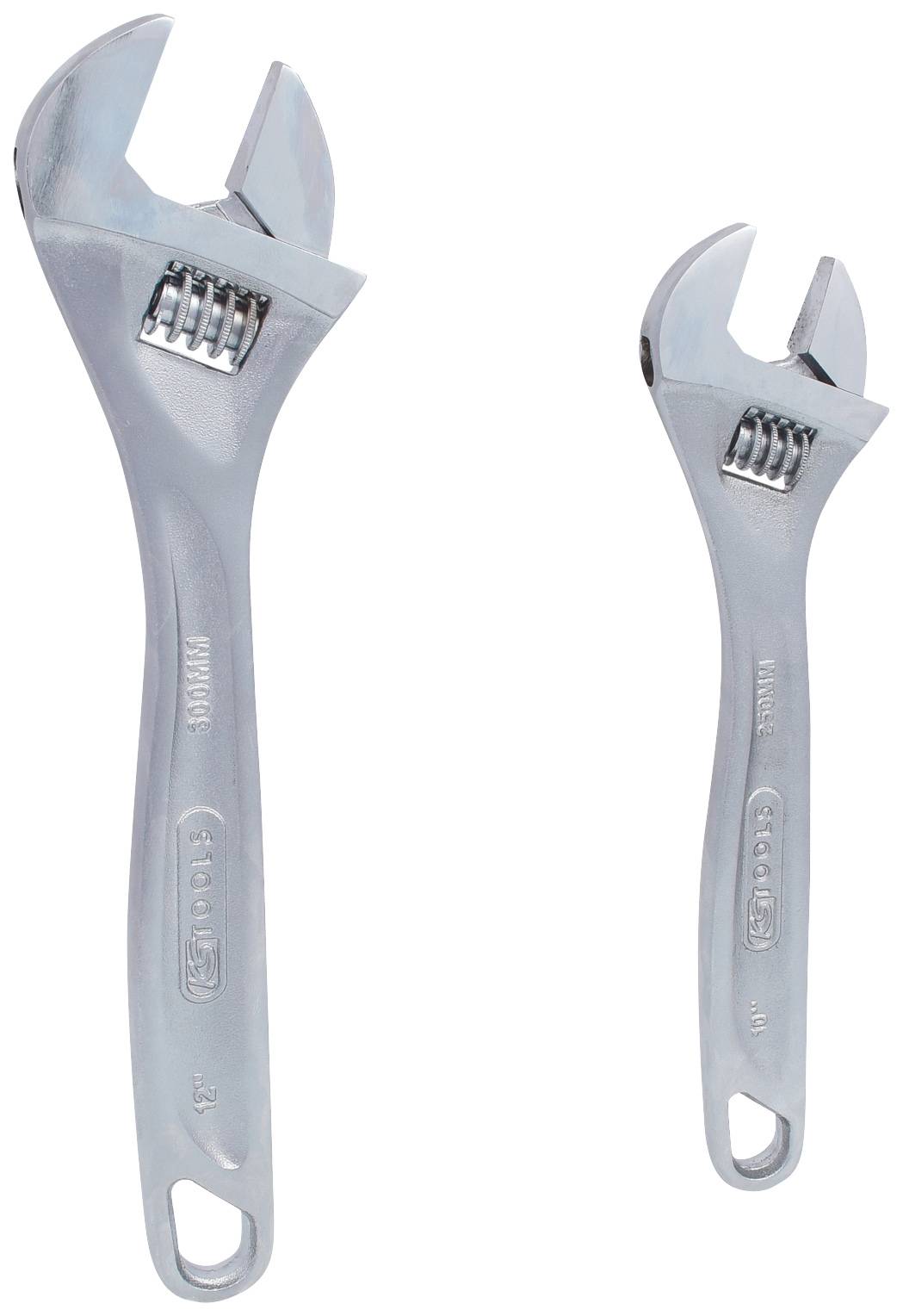 Zwei verstellbare Schraubenschlüssel aus Metall nebeneinander. Der linke ist größer, der rechte kleiner. Sie sind silbern und zeigen Zähne zum Greifen.