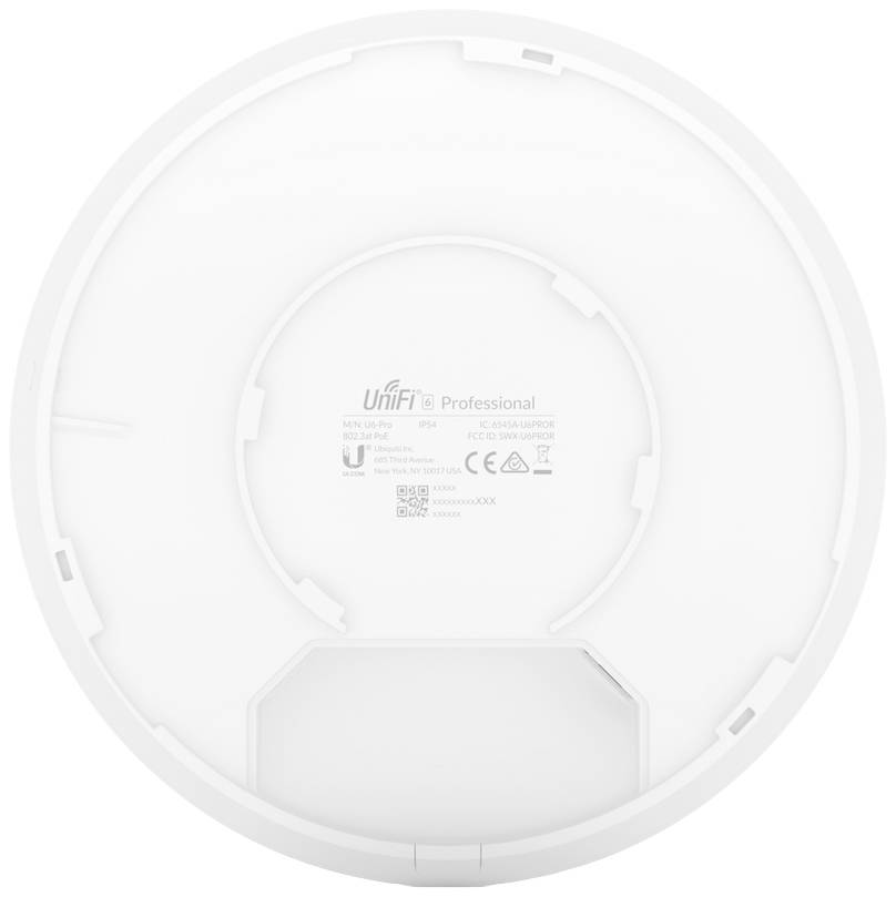 Rückseite eines weißen Ubiquiti UniFi Geräts mit Modellaufdruck. Enthält technische Informationen und Zertifizierungslogos.