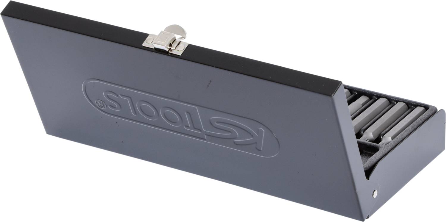 Schwarze Metallbox mit aufklappbarem Deckel, gestempelt mit 'KS Tools', enthält mehrere Steckschlüssel in verschiedenen Größen.