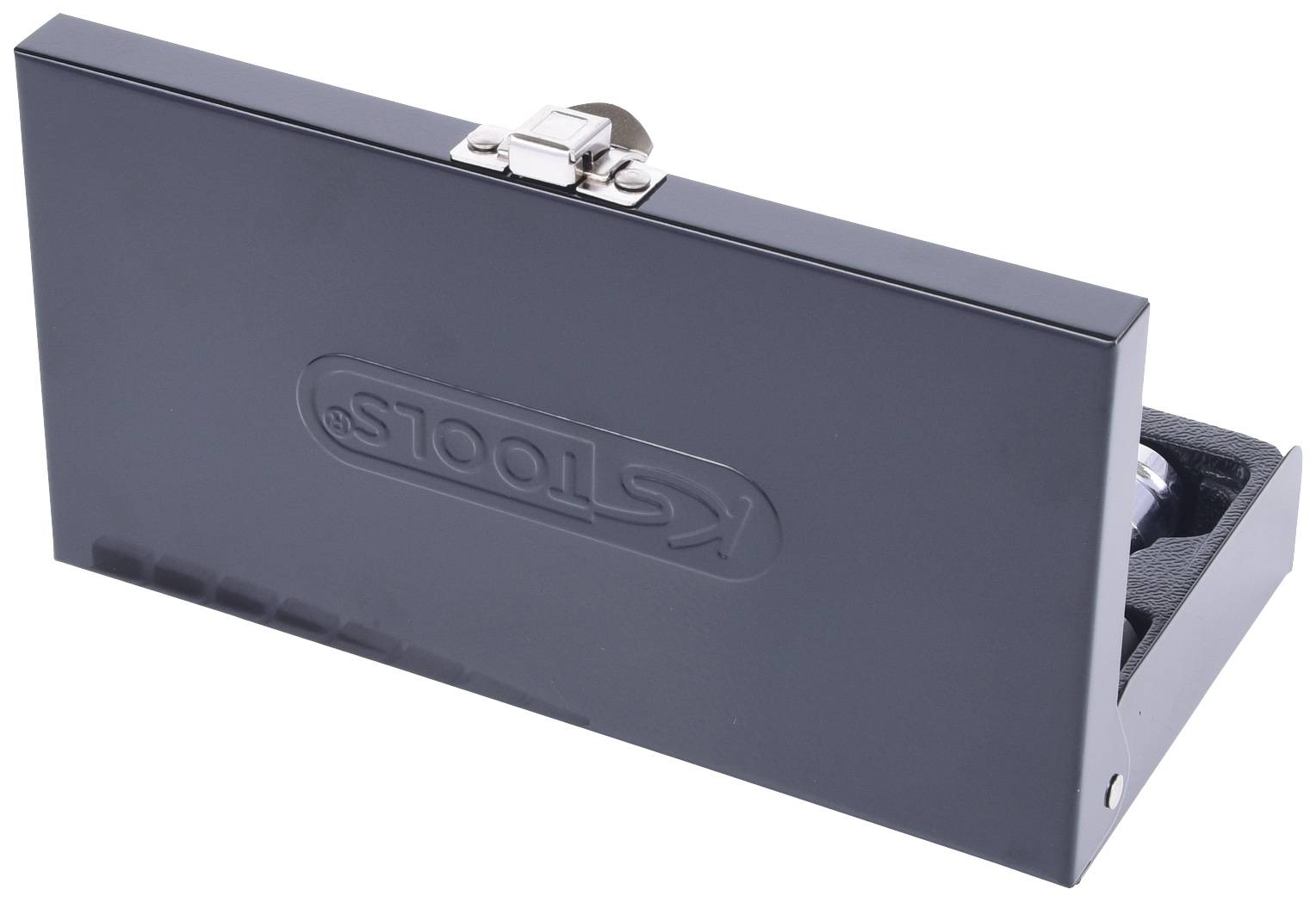 Eine schwarze Metallbox mit einem Schnappverschluss, teilweise geöffnet, zeigt das Werkzeuglogo 'STOOLS' auf der Oberseite.