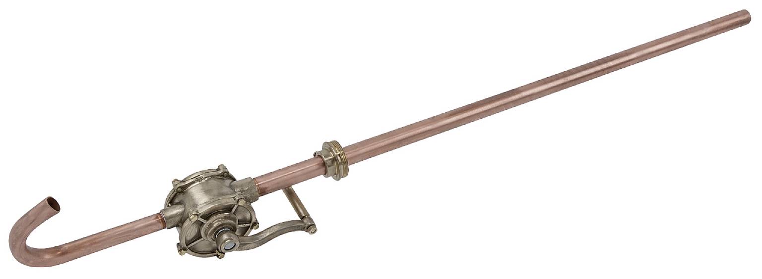 Kupferrohr mit einem manuell betriebenen Pumpenventil in der Mitte. Ventil mit drehbarem Hebelgriff zur Steuerung des Wasserflusses.