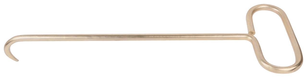 Ein goldfarbener Gardinenhaken mit langem Stab und ovalem Griff, geeignet zum Öffnen und Schließen von Vorhängen an hohen Fenstern.