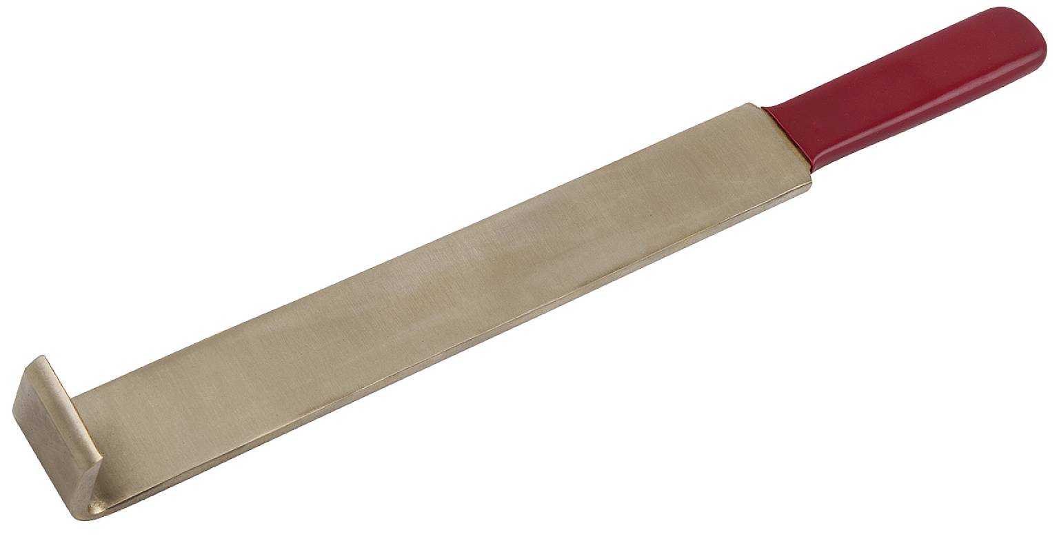 Ein langes, flaches Metallwerkzeug mit rotem Griff, ähnlich einer Ofenkratze. Hauptsächlich zum Reinigen oder Schieben von Gegenständen gedacht.