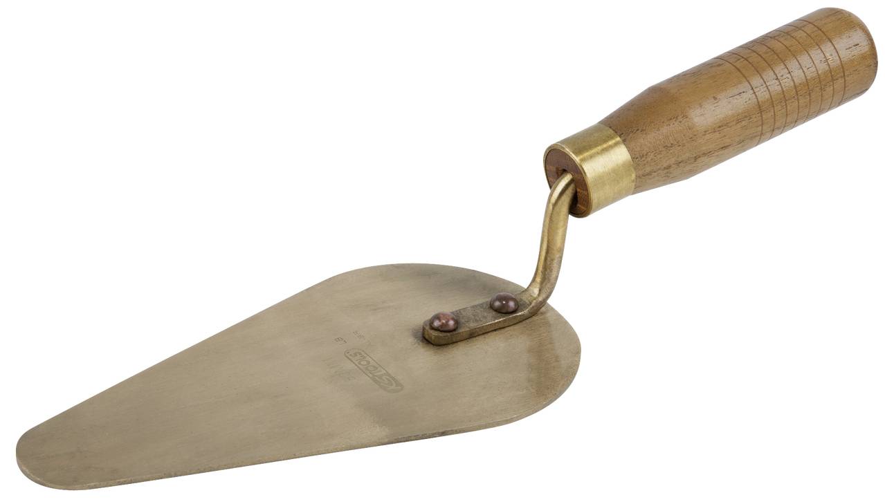 Eine goldene Maurerkelle mit einem Holzgriff, abgebildet vor weißem Hintergrund.