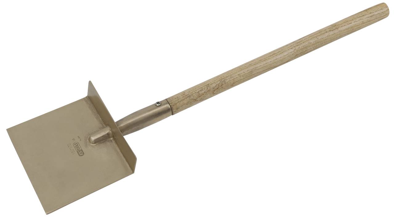 Eine Hacke mit rechteckigem Metallblatt und langem Holzgriff, geeignet für Gartenarbeiten wie das Entfernen von Unkraut.