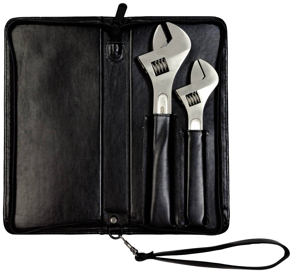 Zwei verstellbare Schraubenschlüssel in einer offenen schwarzen Ledertasche, einer größer als der andere, mit einer Handgelenkschlaufe.