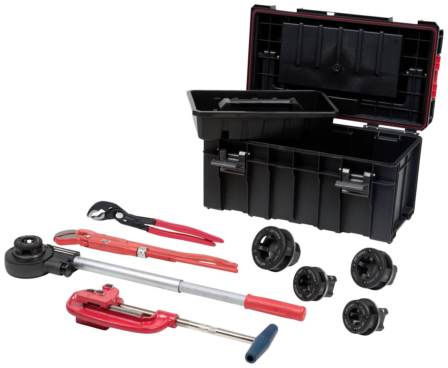 Eine geöffnete schwarze Werkzeugkiste mit rotem Griff zeigt diverse Werkzeuge, darunter Rohrzangen und Aufsätze zur Rohrbearbeitung.