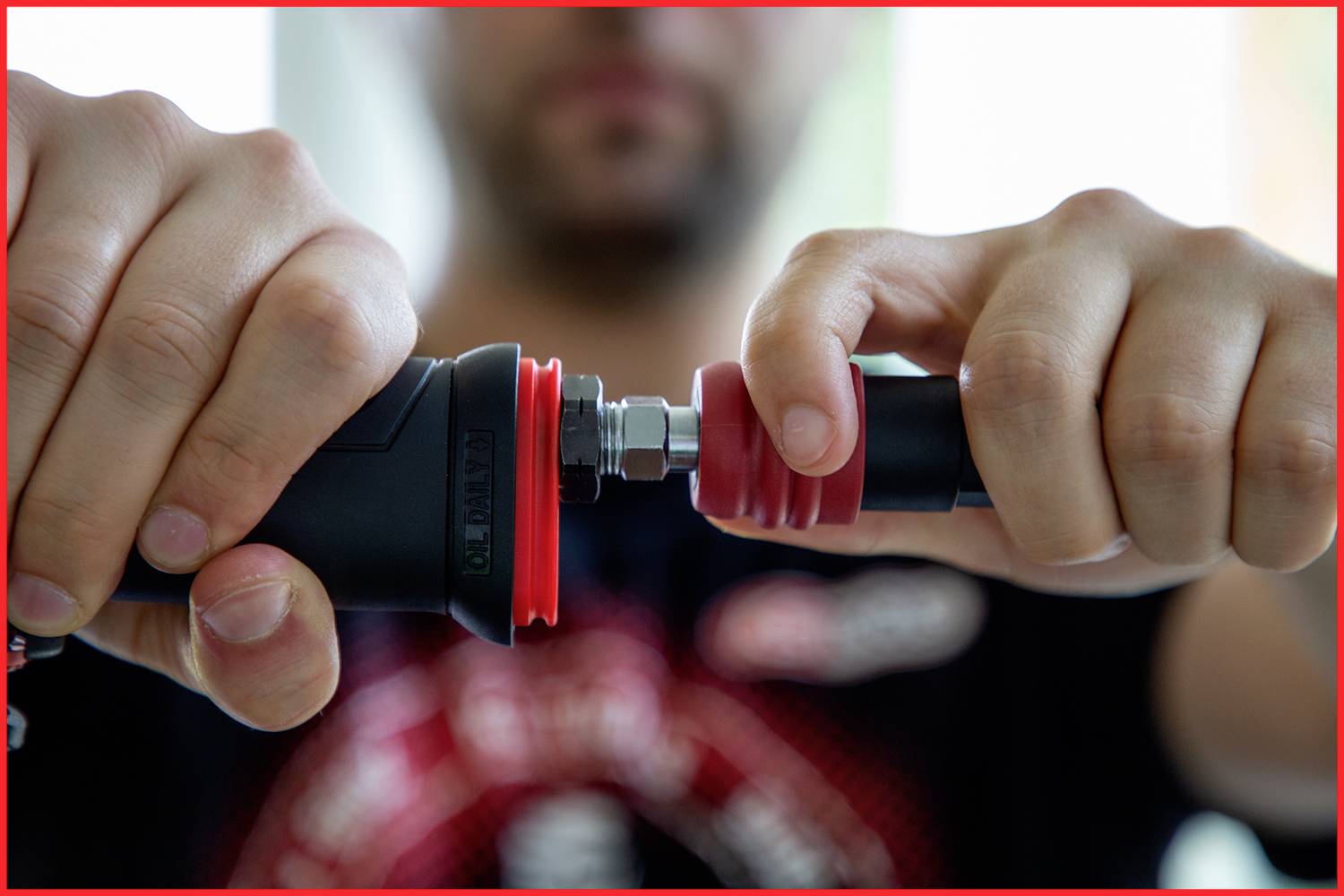 Eine Person stellt eine Verbindung zwischen zwei Kabeln her, indem sie einen Stecker in eine Buchse einfügt.