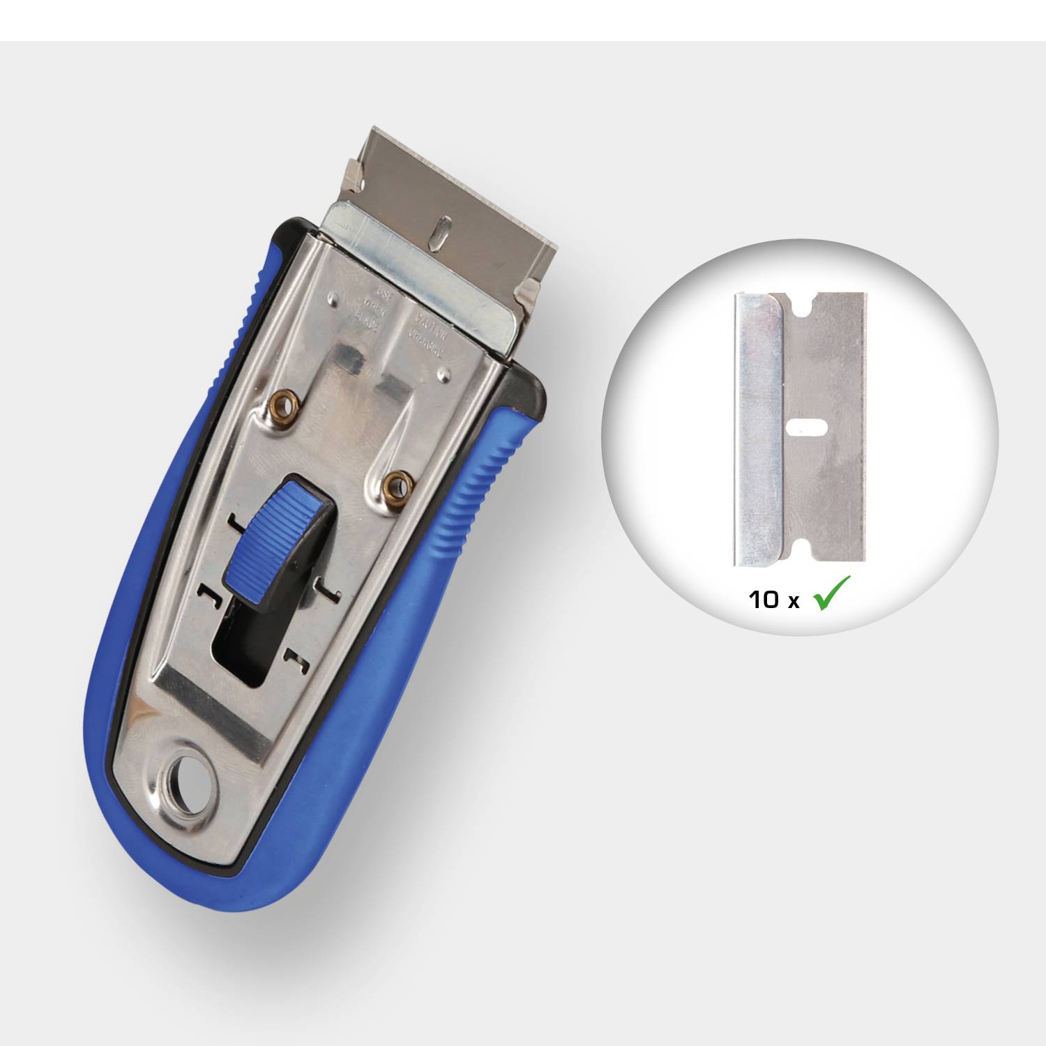 Ein blauer Universalschaber mit Metallschneide und Feststellschalter. Daneben eine Nahaufnahme von 10 Ersatzklingen mit einem Häkchen.